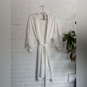 CHANGE Elegant Bridal White Robe with Lace Details L